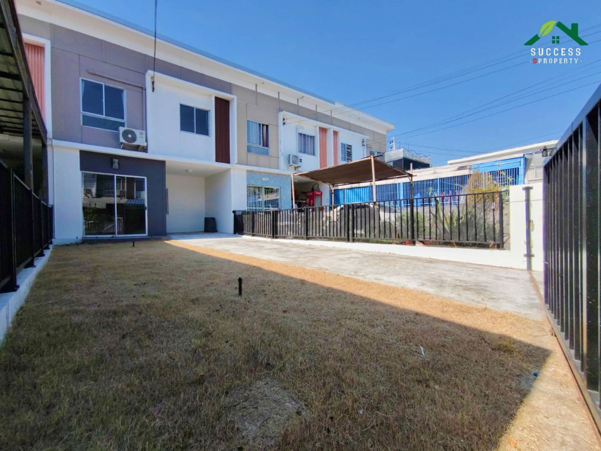 รูป ขายทาวน์เฮ้าส์ พฤกษา 74/3 ศรีนครินทร์-เทพารักษ์ รีโนเวทแล้ว ที่ดินเยอะ เนื้อที่ 30 ตร.ว. ต่อเติมหลังคาหลังบ้าน ใกล้รถไฟฟ้า ใกล้ทางด่วน เพียง 15 นาที - รูปที่ 4/20