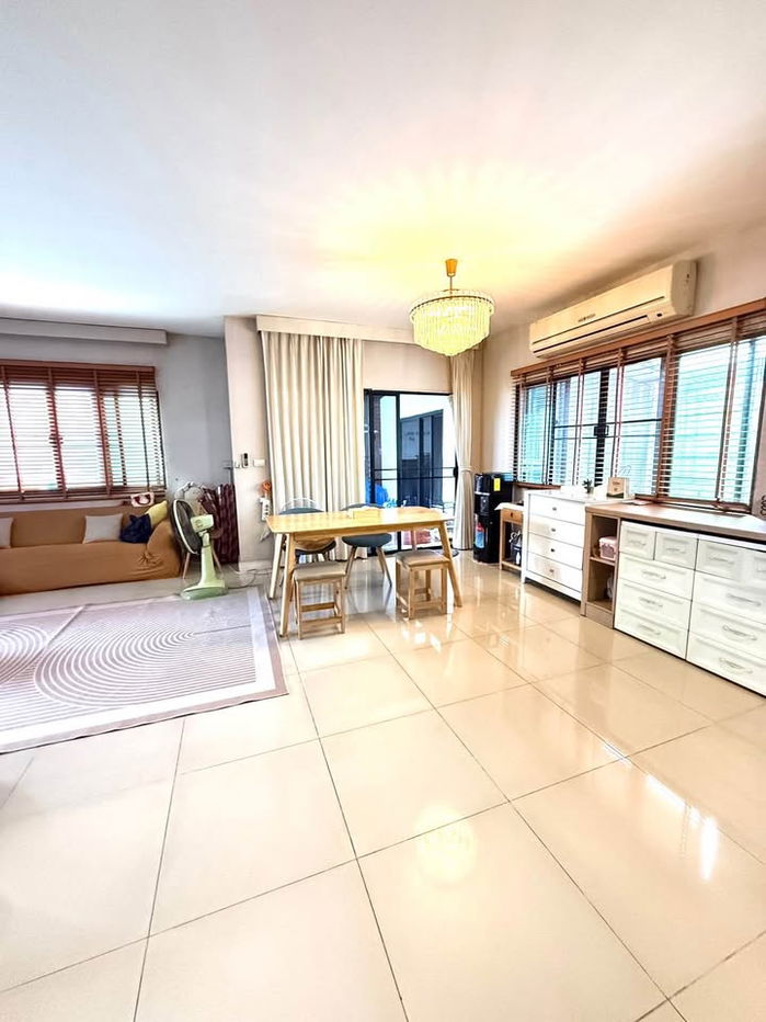 รูป HR3122ให้เช่าบ้านเดี่ยวหลังใหญ่ "ฮาบิเทีย วัชรพล" พื้นที่กว้าง 67 ตร.ว. เฟอร์นิเจอร์ครบ พร้อมเข้าอยู่ทันที!ทำเลดีเดินทางสะดวก - รูปที่ 2/9