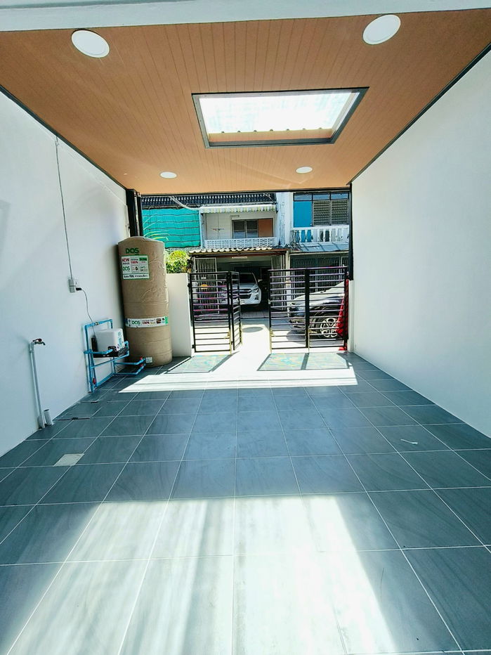 รูป ทาวน์เฮ้าส์ รีโนเวทใหม่ หมู่บ้านธีรวรรณ2 ถนนรามอินทรา 109  ซอยพระยาสุเรนทร์ 2 บางชัน คลองสามวา ทำเลดี ใกล้รถไฟฟ้า เดินทางง่าย - รูปที่ 5/25