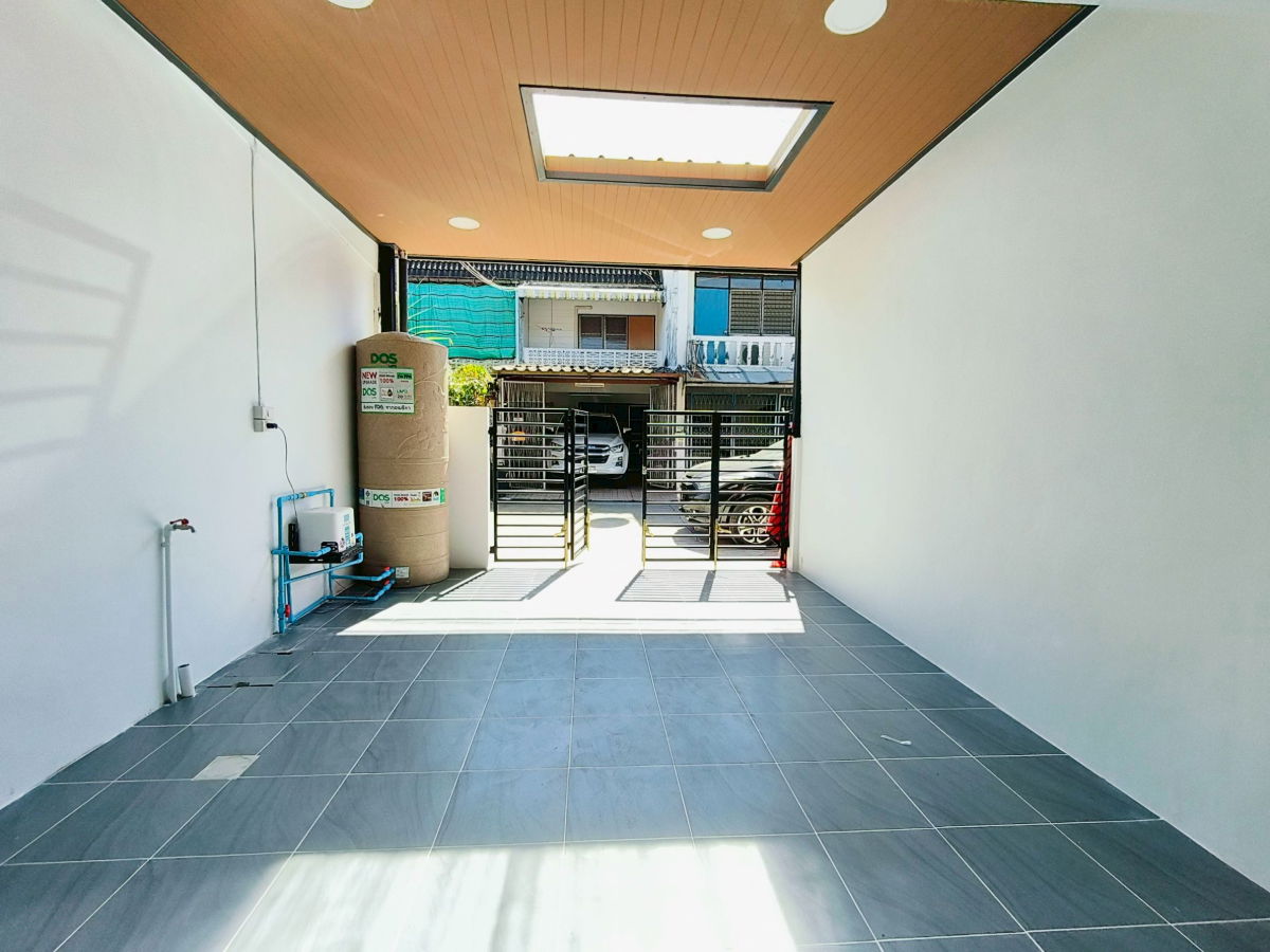 รูป ทาวน์เฮ้าส์ รีโนเวทใหม่ หมู่บ้านธีรวรรณ2 ถนนรามอินทรา 109  ซอยพระยาสุเรนทร์ 2 บางชัน คลองสามวา ทำเลดี ใกล้รถไฟฟ้า เดินทางง่าย - รูปที่ 3/25