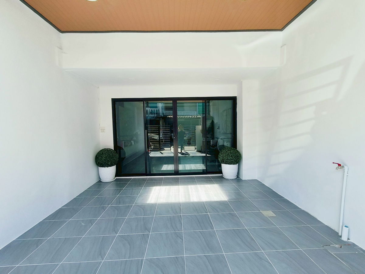 รูป ทาวน์เฮ้าส์ รีโนเวทใหม่ หมู่บ้านธีรวรรณ2 ถนนรามอินทรา 109  ซอยพระยาสุเรนทร์ 2 บางชัน คลองสามวา ทำเลดี ใกล้รถไฟฟ้า เดินทางง่าย - รูปที่ 4/25