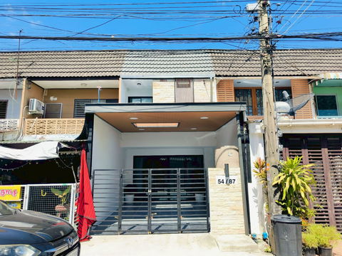 ทาวน์เฮ้าส์ รีโนเวทใหม่ หมู่บ้านธีรวรรณ2 ถนนรามอินทรา 109  ซอยพระยาสุเรนทร์ 2 บางชัน คลองสามวา ทำเลดี ใกล้รถไฟฟ้า เดินทางง่าย