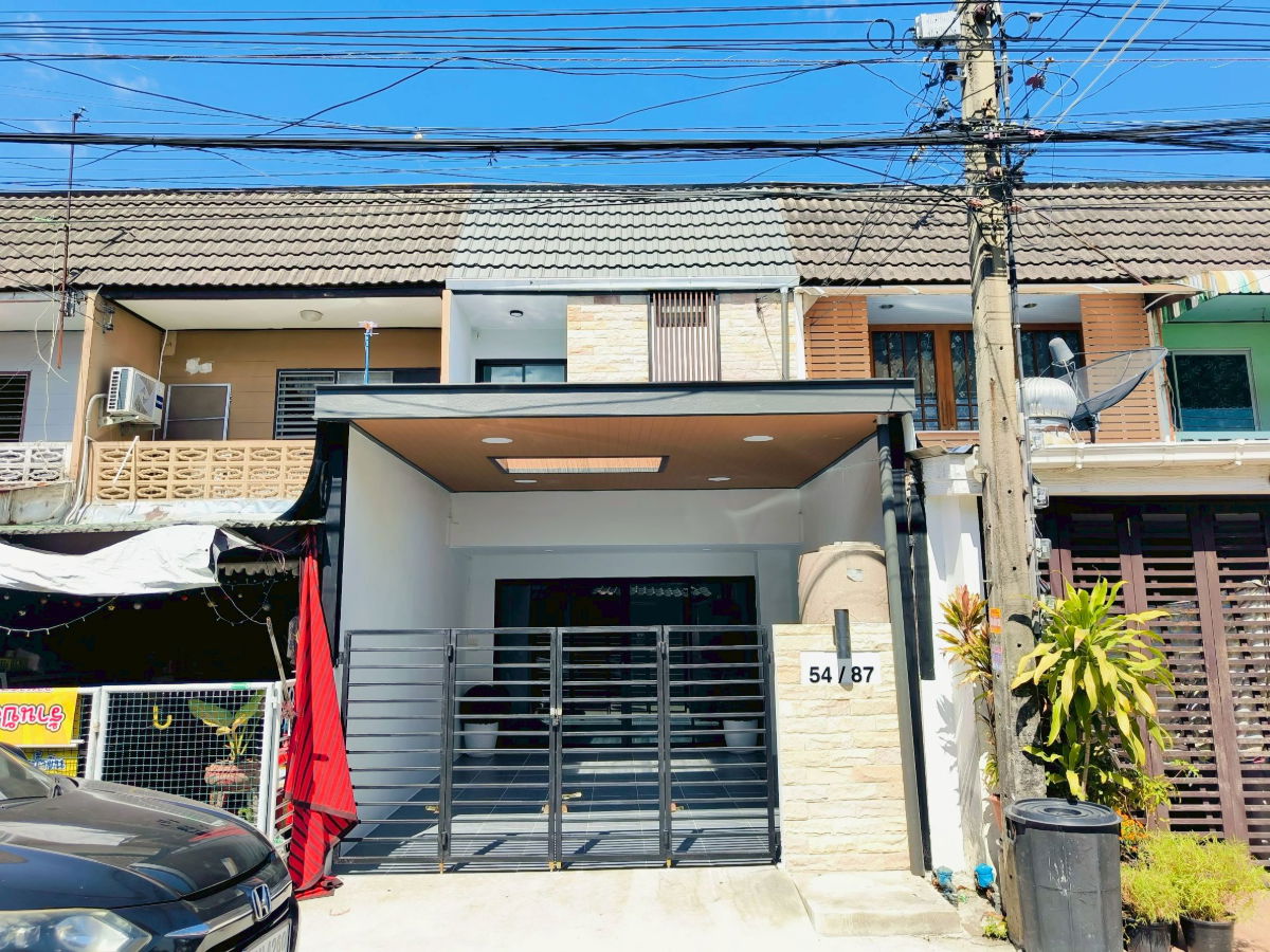 รูป ทาวน์เฮ้าส์ รีโนเวทใหม่ หมู่บ้านธีรวรรณ2 ถนนรามอินทรา 109  ซอยพระยาสุเรนทร์ 2 บางชัน คลองสามวา ทำเลดี ใกล้รถไฟฟ้า เดินทางง่าย - รูปที่ 1/25