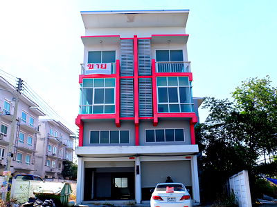 Shophouses for sale Si Racha Chonburi : For Sale: 3.5-storey commercial building, 2 adjoining units, located on the motorway road, near Nong Yai Bu Intersection, Si Racha.