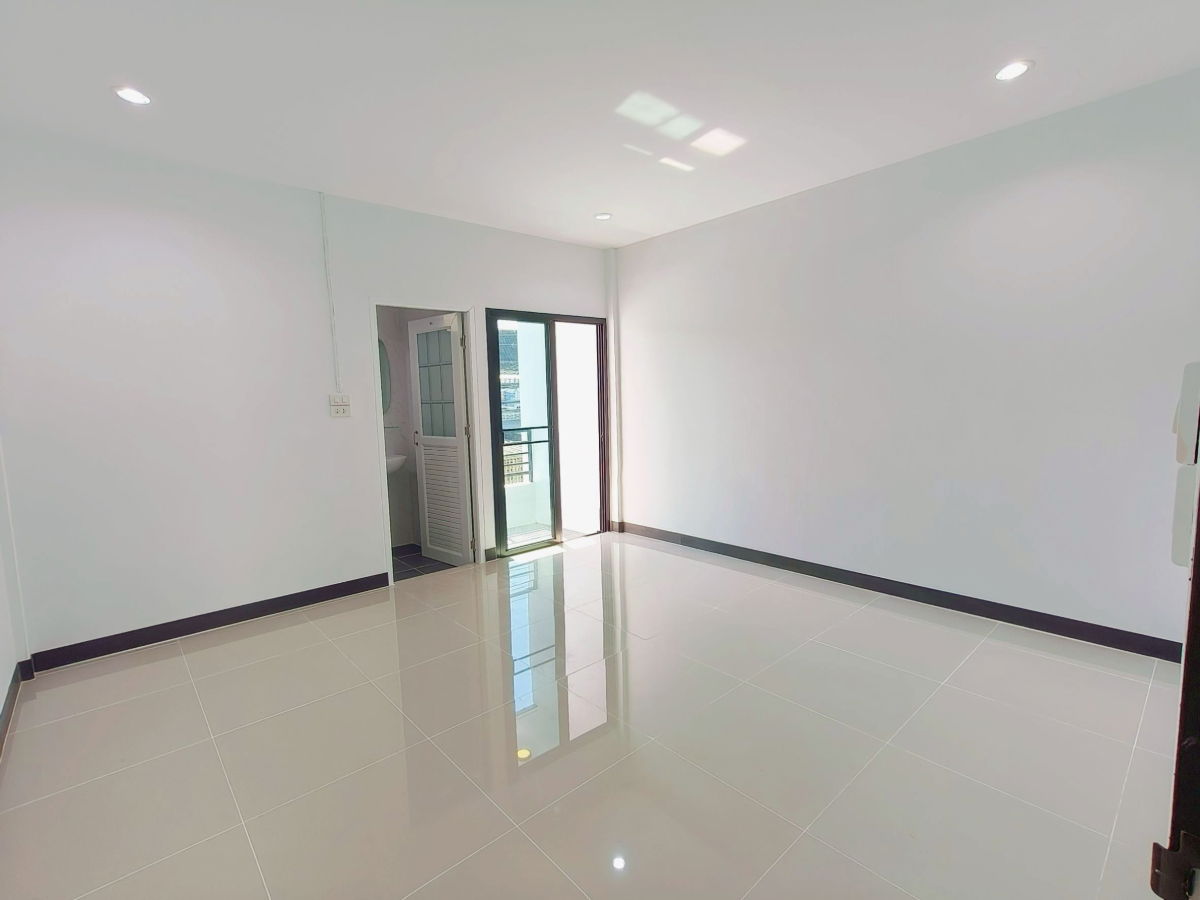 รูป ทาวน์เฮ้าส์ รีโนเวทใหม่ หมู่บ้านธีรวรรณ2 ถนนรามอินทรา 109  ซอยพระยาสุเรนทร์ 2 บางชัน คลองสามวา ทำเลดี ใกล้รถไฟฟ้า เดินทางง่าย - รูปที่ 18/25