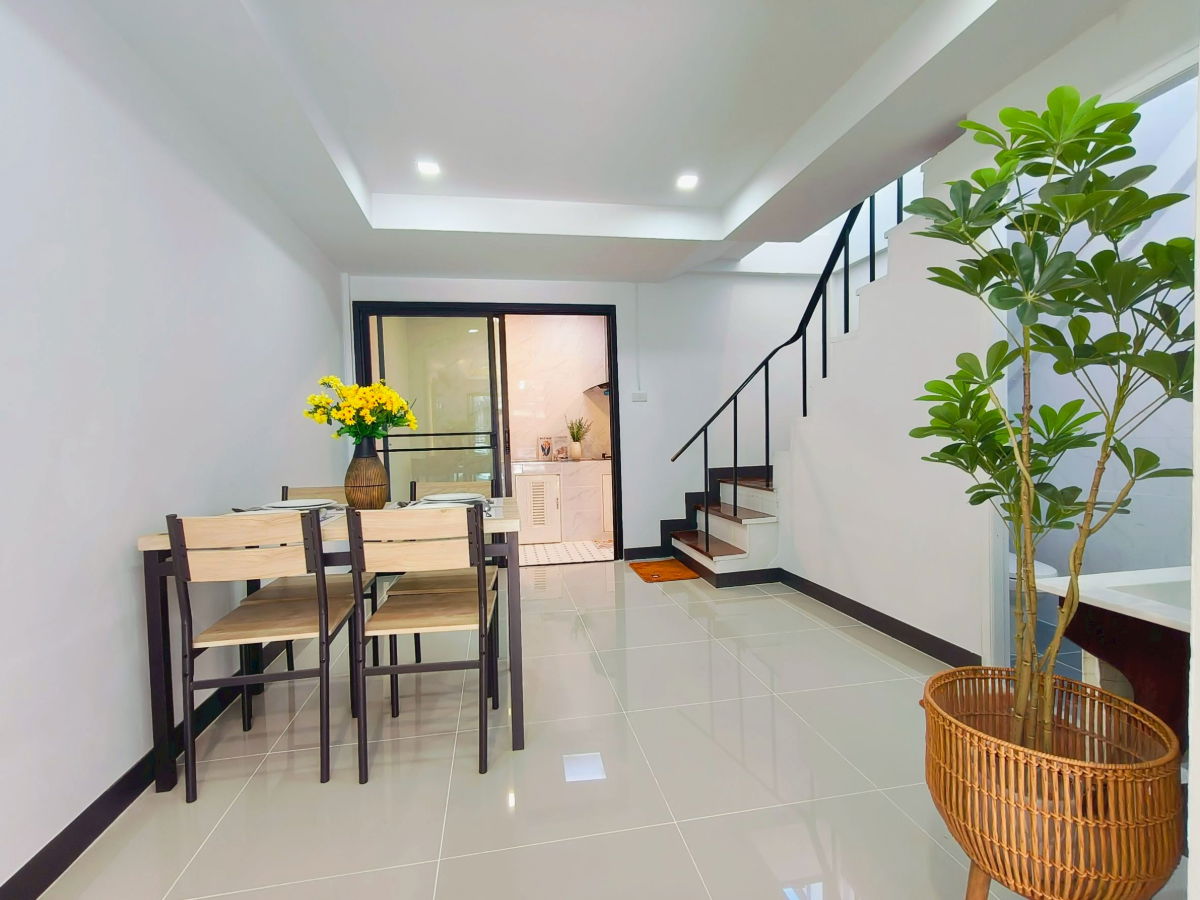 รูป ทาวน์เฮ้าส์ รีโนเวทใหม่ หมู่บ้านธีรวรรณ2 ถนนรามอินทรา 109  ซอยพระยาสุเรนทร์ 2 บางชัน คลองสามวา ทำเลดี ใกล้รถไฟฟ้า เดินทางง่าย - รูปที่ 9/25