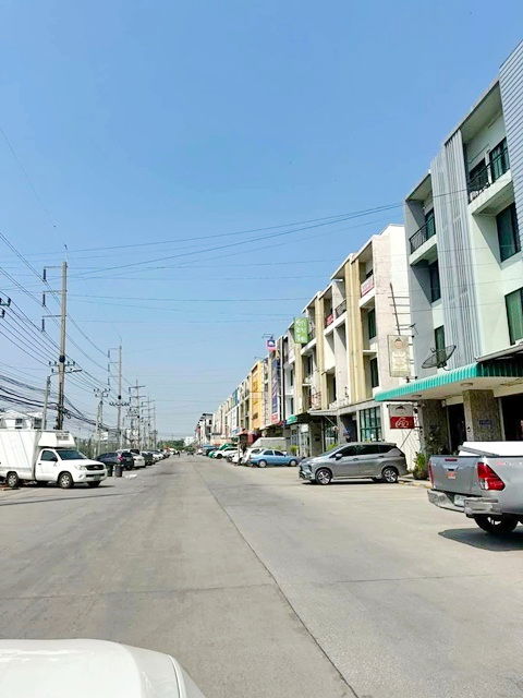 รูป ติดถนนใหญ่ ซ.ฉลองกรุง 24-35 ตลาดนครฉลองกรุง500ม. ม.เจ้าคุณทหารลาดกระบัง 3.8 กม. หน้านิคมลาดกระบัง อาคารพาณิชย์ 4ชั้น 370ตร.ม. - รูปที่ 5/8