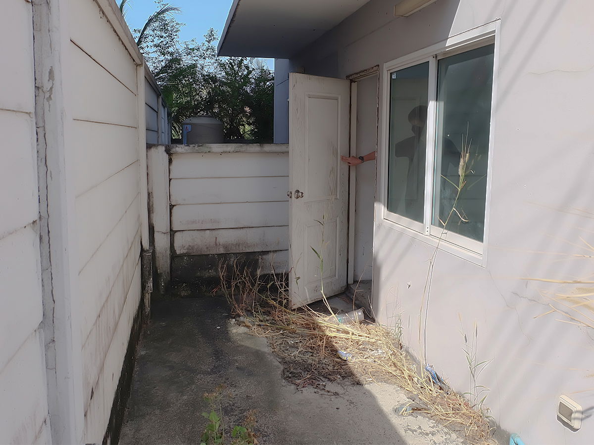 รูป ขาย อาคารพาณิชย์ 3 ชั้นครึ่ง 2 คูหา ติดถนนมอเตอร์เวย์ ใกล้แยกหนองยายบู่ ศรีราชา 2 งาน, 18.3 ตร.ว. - รูปที่ 13/14