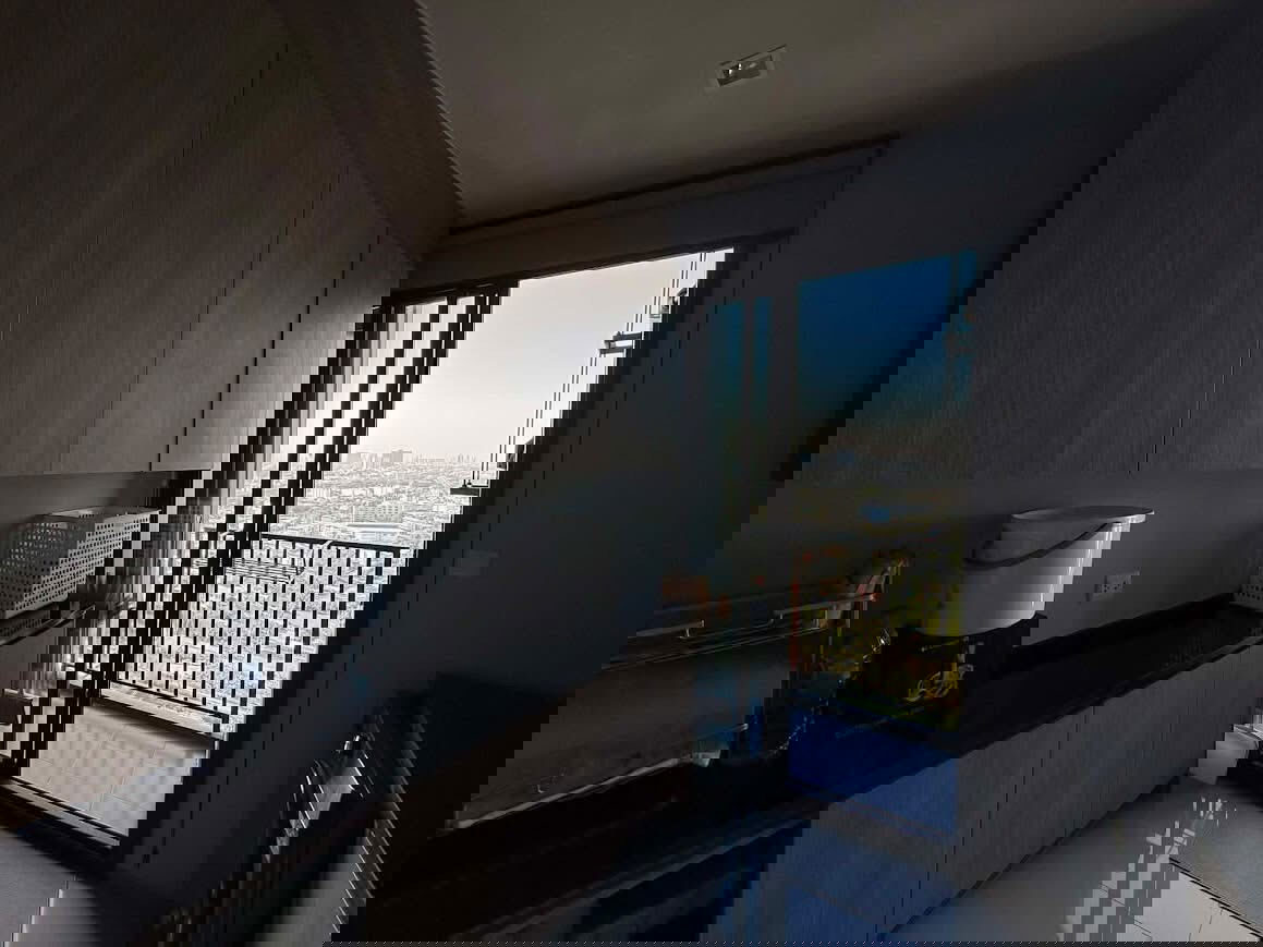 picture THE LINE                   Wongsawang  - 12/16