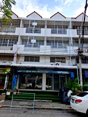 Shophouses for rent : Commercial Building for Rent 4 Floors, 2 Adjacent Units (Combined), 52 Sq. Wah Thanaburi Complex, Rama II, Bangkok