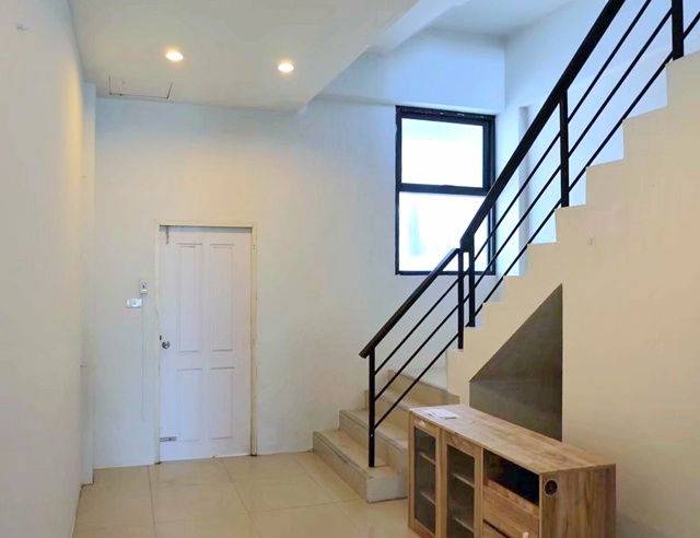 รูป ติดถนนใหญ่ ซ.ฉลองกรุง 24-35 ตลาดนครฉลองกรุง500ม. ม.เจ้าคุณทหารลาดกระบัง 3.8 กม. หน้านิคมลาดกระบัง อาคารพาณิชย์ 4ชั้น 370ตร.ม. - รูปที่ 2/8