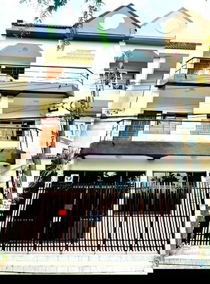 เช่าทาวน์โฮม เขตคลองเตย : สุขุมวิท 50 ให้เช่าทาวน์เฮ้าส์ 3 ชั้น BTS พระโขนง 890ม. BTSอ่อนนุช 1กม. 20 ตร.วา. 240 ตร.ม. รร.นานาชาติ เซนต์แอนดรูส์ฯ กรุงเทพ 1.1 กม.