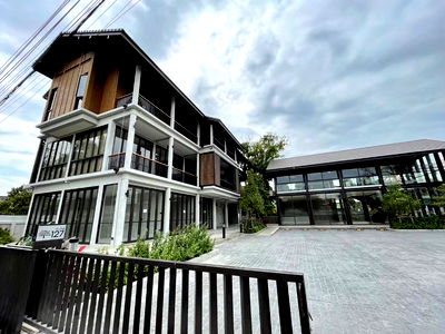 Office for rent Taling Chan : WS6229 🏪 Shop/Clinic/Showroom space for rent in a prime location in Taling Chan. Promotional rental price: 17,999 THB/month.