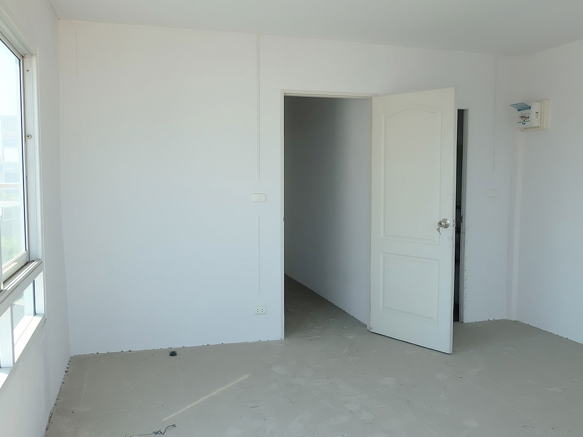 รูป ขาย อาคารพาณิชย์ 3 ชั้นครึ่ง 2 คูหา ติดถนนมอเตอร์เวย์ ใกล้แยกหนองยายบู่ ศรีราชา 2 งาน, 18.3 ตร.ว. - รูปที่ 11/14