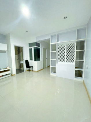 รูป วัชรพล เพิ่มสิน48-52 บิ๊กซี สุขาภิบาล 5 1.8 กม. รร.ออเงิน 1.5 กม. ให้เช่าทาวน์เฮ้าส์ 2 ชั้น ติดสวนสาธารณะ - รูปที่ 3/8