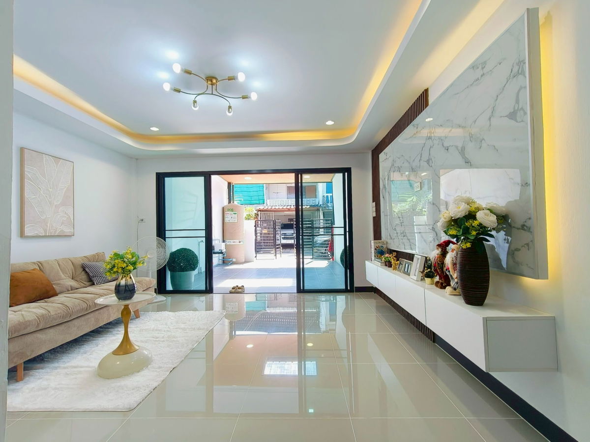 รูป ทาวน์เฮ้าส์ รีโนเวทใหม่ หมู่บ้านธีรวรรณ2 ถนนรามอินทรา 109  ซอยพระยาสุเรนทร์ 2 บางชัน คลองสามวา ทำเลดี ใกล้รถไฟฟ้า เดินทางง่าย - รูปที่ 8/25