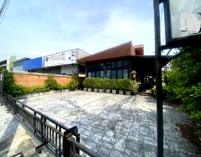 เช่าสำนักงาน ถนนพัฒนาการ : ให้เช่าร้านกาแฟ / ร้านค้า / Office / ริมถนนพัฒนาการ  พื้นที่ใช้สอยรวม 186 ตารางเมตร / จอดรถในพื้นที่ 5คัน / เหมาะเป็น Cafe หรือ หลากหลายธุรกิจ