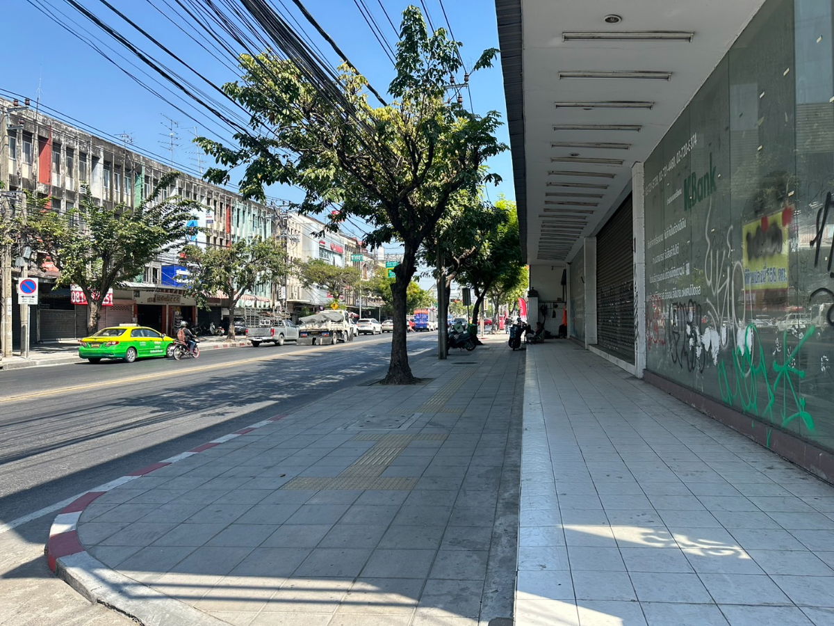 รูป อาคารเชิงพาณิชย์ให้เช่า ติดถนนอ่อนนุช | หน้ากว้างติดถนนประมาณ 9+ เมตร/Unit | ปล่อยเช่าตามสภาพ - รูปที่ 2/7