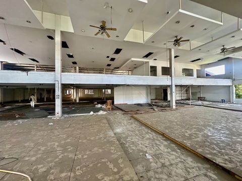 Commercial building for rent on Onnut main road Suitable for businesses looking for high visibility and flexible space.