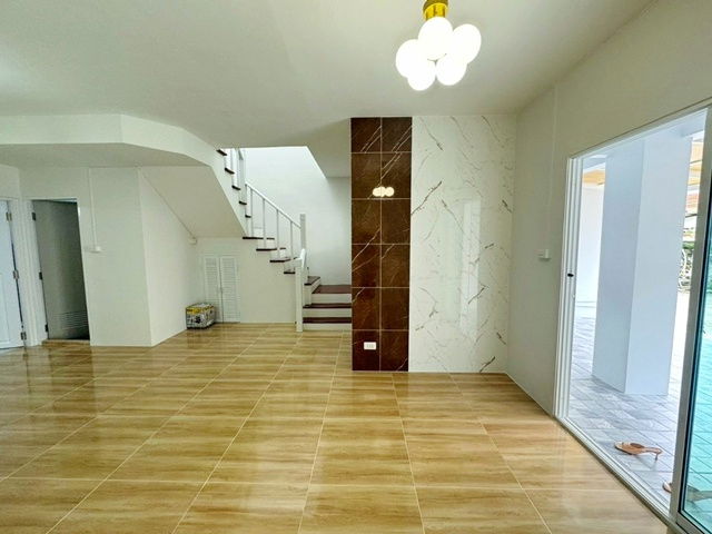 รูป ตลาดนิคมบางปู 800 ม ใหม่ทั้งหลัง สวย18 ตร.วา.145ตร.ม. 3นอน 2น้ำ แพรกษา-นิคมบางปู บางปูกอล์ฟ แอนด์ สปอร์ต 1.9กม. ทาวน์เฮ้าส์ 2 ชั้น - รูปที่ 2/8