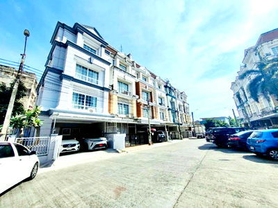 เช่าทาวน์โฮม กรุงเทพมหานคร : MRT ศรีลาซาล 1.5กม. 30ตร.วา.ให้เช่าโฮมออฟฟิศสุดหรู 4 ชั้น หลังมุม ซ.ลาซาล 40-42 ลาซาล อเวนิว 900 ม. แหล่งช้อปปิ้ง