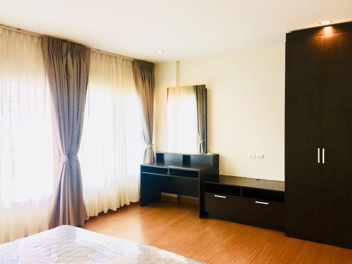 รูป  🏡 ให้เช่าทาวน์โฮมสวย เพียง 300 เมตร ถึงรถไฟฟ้าสายสีเหลือง ใกล้พาราไดซ์พาร์ค สวนหลวง ร.9 ดีไซน์โมเดิร์น บนทำเลศักยภาพใจกลางศรีนครินทร์ พร้อมเข้าอยู่  - รูปที่ 14/17