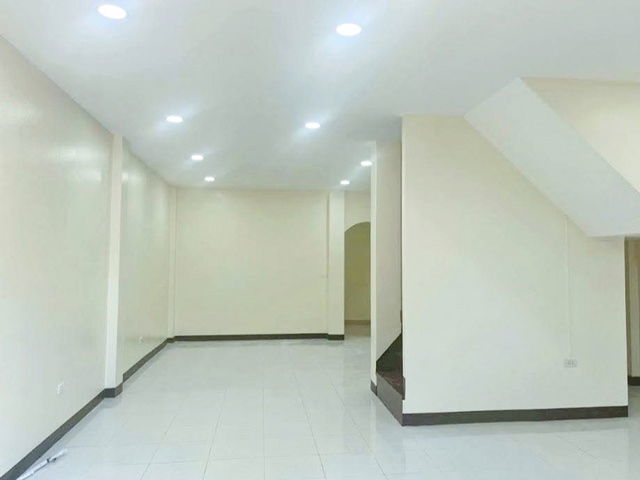 รูป สุขุมวิท 50 BTS พระโขนง 890ม. BTSอ่อนนุช 1กม. ให้เช่าทาวน์เฮ้าส์ 3 ชั้น 20 ตร.วา. 240 ตร.ม. รร.นานาชาติ เซนต์แอนดรูส์ฯ กรุงเทพ 1.1 กม. - รูปที่ 2/8