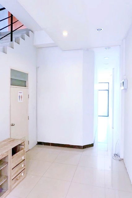 รูป ซอยฉลองกรุง 25-35 PTT ให้เช่าอาคารพาณิชย์ 4ชั้น 23 ตร.วา 370 ตร.ม. ติดถนนใหญ่ ลาดกระบัง ตลาดจตุจักรคุ้มเกล้า 2.3 กม. ตลาดหัวตะเข้ 3.5 กม. - รูปที่ 6/8