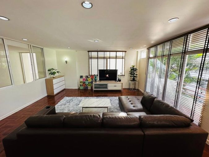 4-bed townhouse for rent, 350 sqm, 33 sq wah, Chicha Castle