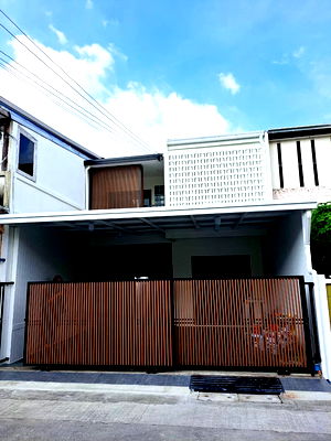 Townhouses for sale Pak Kret Nonthaburi : Large townhouse, newly renovated throughout.