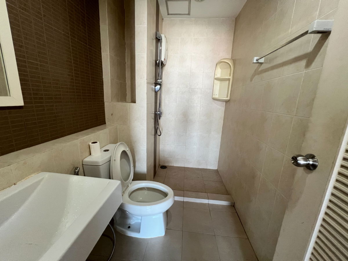 picture Ivy River Condominium, a riverside condo along the Chao Phraya River. River-view unit with full facilities, ready to move in. - 9/14