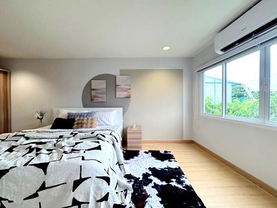 Townhouses for rent : For rent, single house for rent in Huai Khwang, Soi Chok Amnuey, near MRT Huai Khwang, affordable price. Interested? Line: @951qfbfi