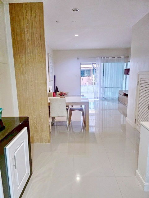 รูป ให้เช่าทาวน์เฮาส์หรู 3 ชั้น รามคำแหง 140–146 สุขาภิบาล 3 และวงแหวนตะวันออก ใกล้รถไฟฟ้า MRT สัมมากร เพียง 700 ม. เตรียมอุดมศึกษาน้อม 475 ม. - รูปที่ 7/8