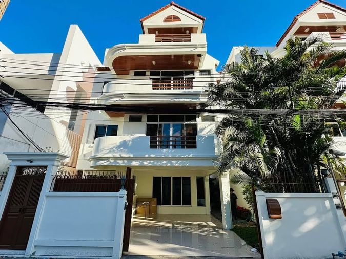 4-bed townhouse for rent, 350 sqm, 33 sq wah, Chicha Castle