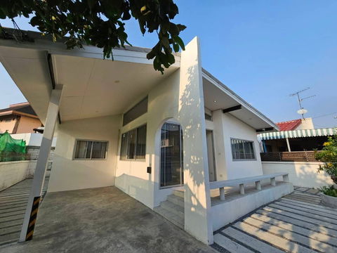 For rent, single house, Senanikom, Ladprao, affordable price. Interested? Line: @951qfbfi