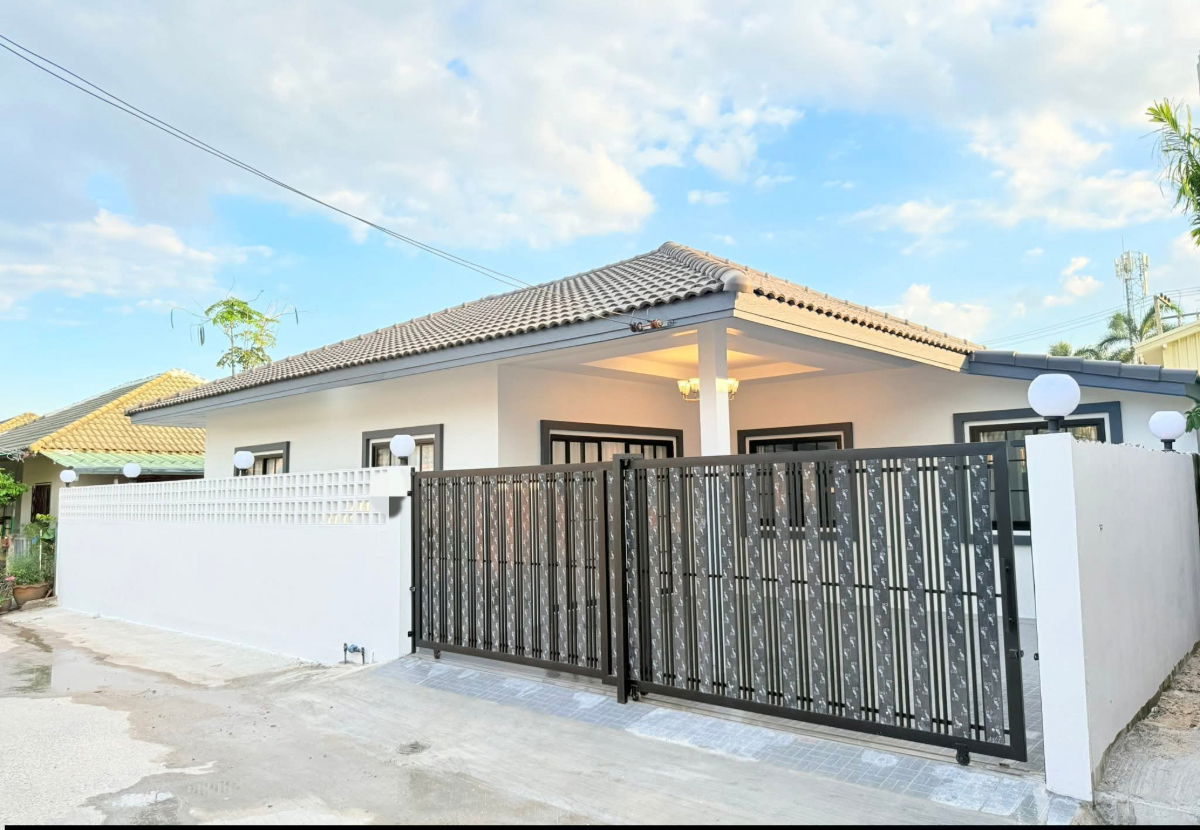 picture Affordable Detached House for Sale in Soi Boonsamphan, 41 Square Wah, 3beds 2bath - 1/42