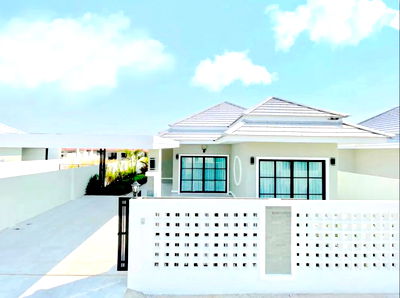 Houses for rent : House for Rent 3 bedrooms, 2 bathrooms, 1 living hall, kitchen Fully furnished.  Rent 18,000 THB per month only 🔥 Close to 7-Eleven