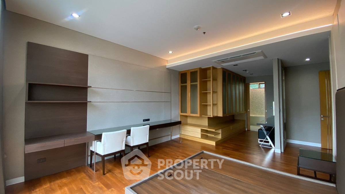 picture 3-BR Condo at Domus Condominium near BTS Asok (ID 2209379) - 18/43