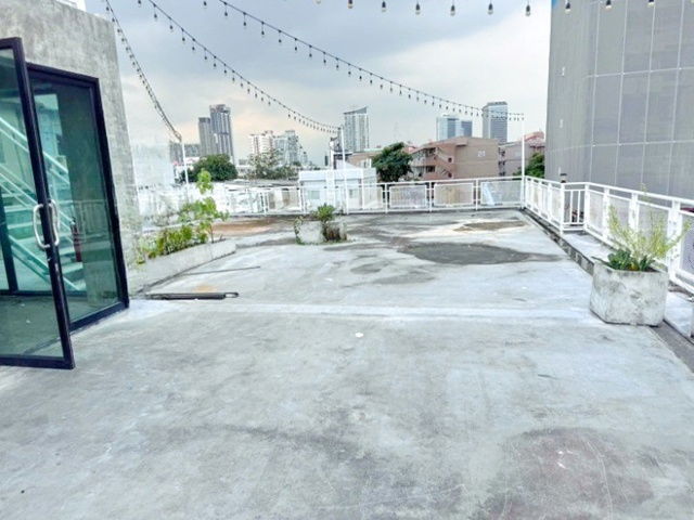 รูป เช่าร้านอาหาร 2.5ชั้นมีดาดฟ้า 220ตร.วา.MRTสุทธิสาร 750ม. มีดาดฟ้า 905ตร.ม. ม.หอการ - รูปที่ 7/8