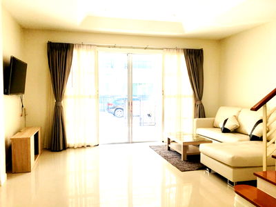 เช่าทาวน์โฮม MRT ศรีอุดม :  🏡 ให้เช่าทาวน์โฮมสวย เพียง 300 เมตร ถึงรถไฟฟ้าสายสีเหลือง ใกล้พาราไดซ์พาร์ค สวนหลวง ร.9 ดีไซน์โมเดิร์น บนทำเลศักยภาพใจกลางศรีนครินทร์ พร้อมเข้าอยู่ 