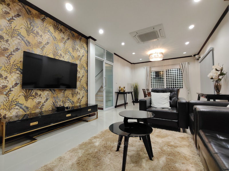 บ้านแฝดให้เช่า : บ้านแฝดให้เช่าที่แกรนด์เพลโนเมกะบางนา ใกล้เมกะบางนา&อิเกีย พื้นที่ด้านหน้าติดสวน บ้านใหม่ตกแต่งครบครัน สไตล์โมเดิร์น พร้อมเข้าอยู่ได้ทันที!