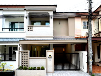 ทาวน์โฮม ภูเก็ต : บ้านรีโนเวทใหม่โครงการพนาสนธิ์ เรสซิเด้นท์ (ข้างแม็คโครภูเก็ต) สไตล์โคซี่มินิมอล ฟังก์ชั่นครบ แยกสัดส่วนใช้สอยอย่างลงตัว