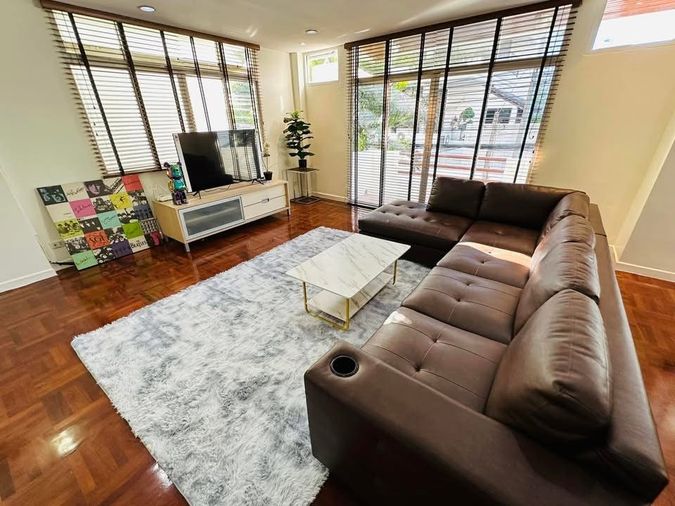4-bed townhouse for rent, 350 sqm, 33 sq wah, Chicha Castle