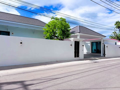 Luxury Pool Villa 4 Bedroom for Sale Near Jomtien Beach