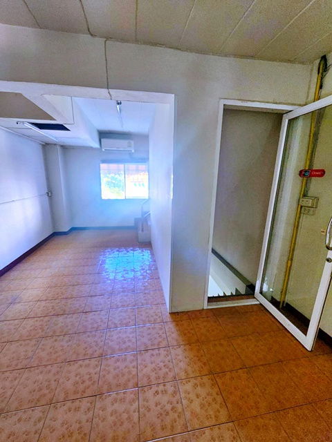 รูป อ่อนนุช4-12 สุขุมวิท81 มี2 7-11 ในซอย 30ม. และ100ม. แอร์3 ทาสีใหม่ ให้เช่าอาคาร 4.5ชั้น BTSอ่อนนุช 1กม. - รูปที่ 6/8