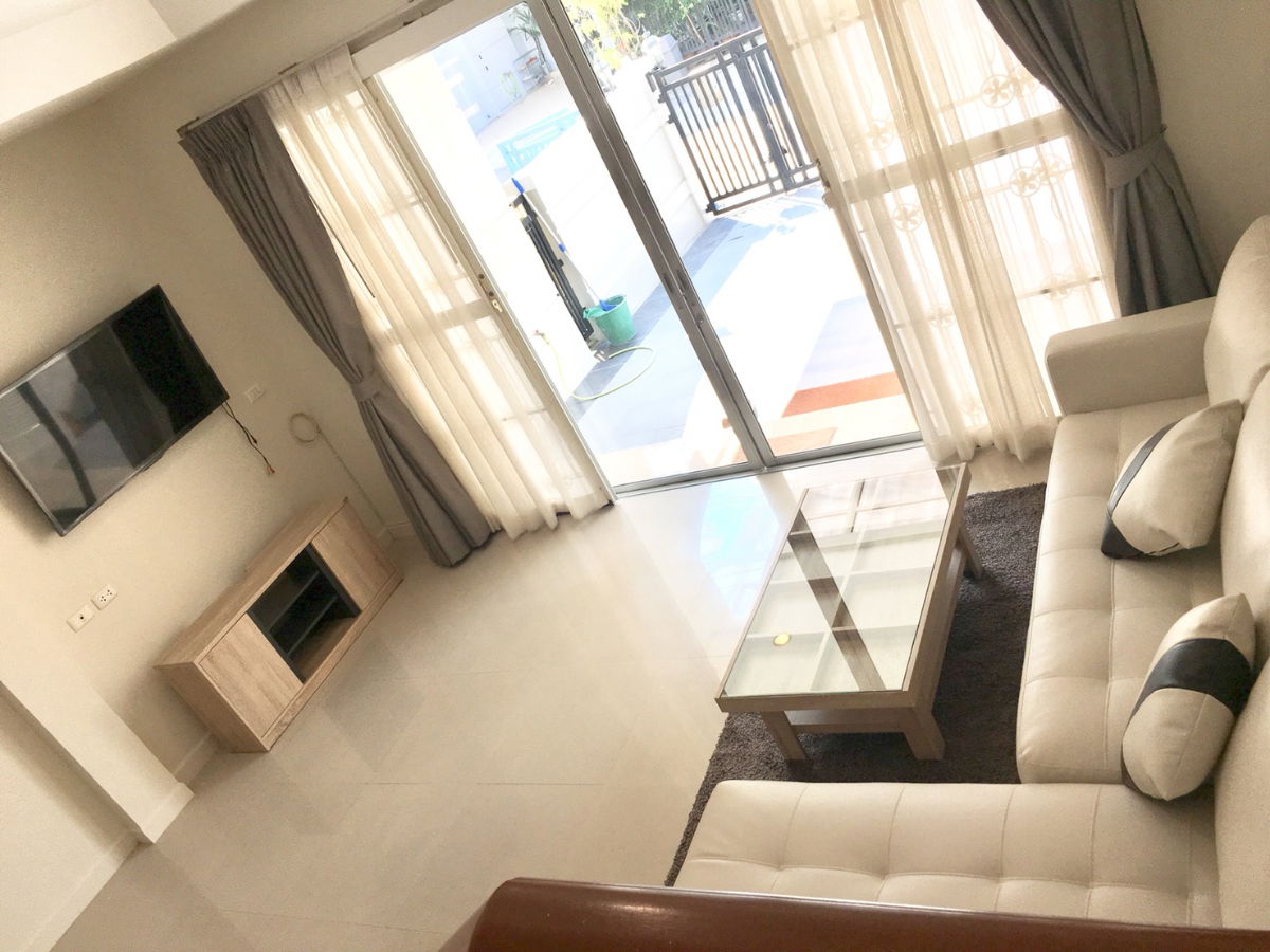 รูป  🏡 ให้เช่าทาวน์โฮมสวย เพียง 300 เมตร ถึงรถไฟฟ้าสายสีเหลือง ใกล้พาราไดซ์พาร์ค สวนหลวง ร.9 ดีไซน์โมเดิร์น บนทำเลศักยภาพใจกลางศรีนครินทร์ พร้อมเข้าอยู่  - รูปที่ 2/17