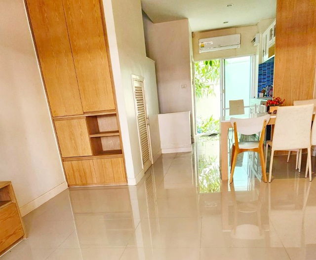 รูป ให้เช่าทาวน์เฮาส์หรู 3 ชั้น รามคำแหง 140–146 สุขาภิบาล 3 และวงแหวนตะวันออก ใกล้รถไฟฟ้า MRT สัมมากร เพียง 700 ม. เตรียมอุดมศึกษาน้อม 475 ม. - รูปที่ 2/8