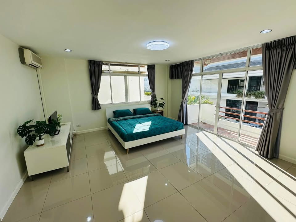 picture FOR RENT SINGLE HOUSE 5 Bedrooms in Phromphong near Em Quatier - 2/17