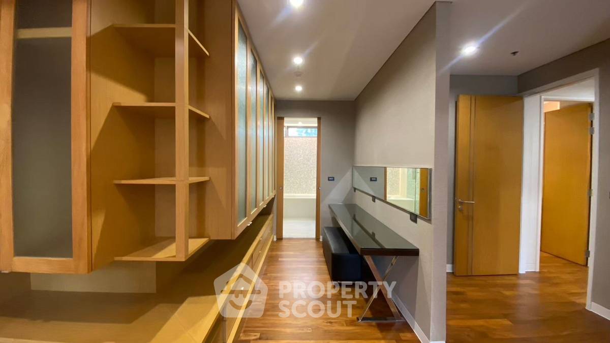 picture 3-BR Condo at Domus Condominium near BTS Asok (ID 2209379) - 38/43