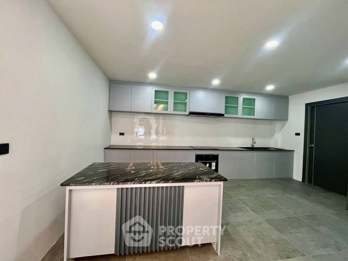 picture 3-BR Villa close to East Pattaya (ID 2514118) - 7/18